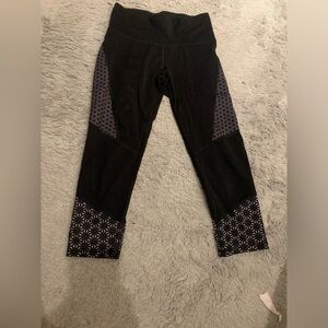 Champion- black and patterned cropped leggings